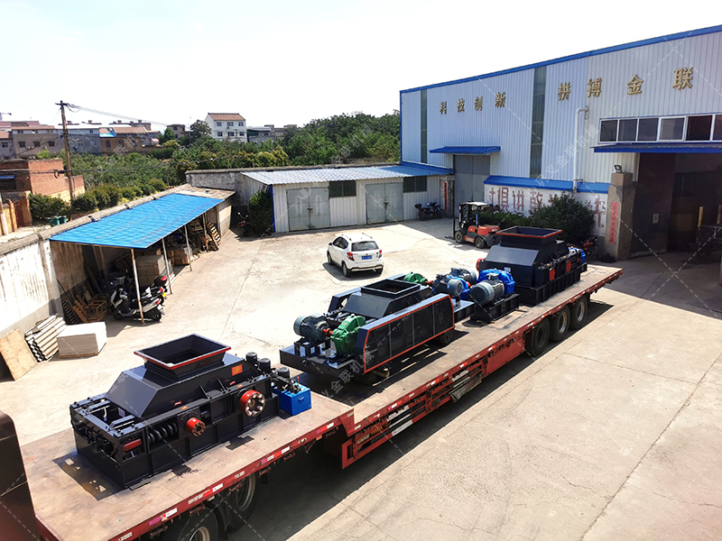 1200*1200雙齒輥破碎機，兩臺900*900軌道移動雙齒輥破碎機發往云南