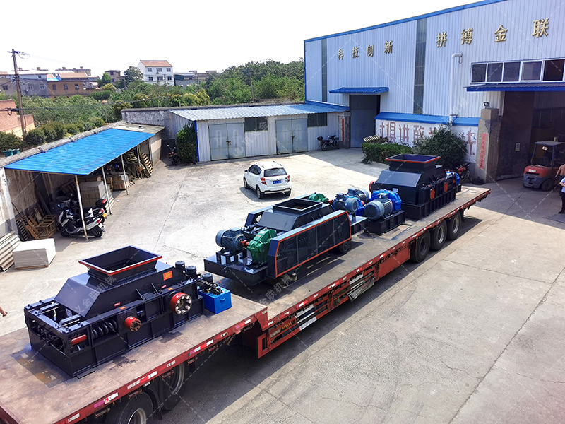1200*1200雙齒輥破碎機，兩臺900*900軌道移動雙齒輥破碎機發往云南